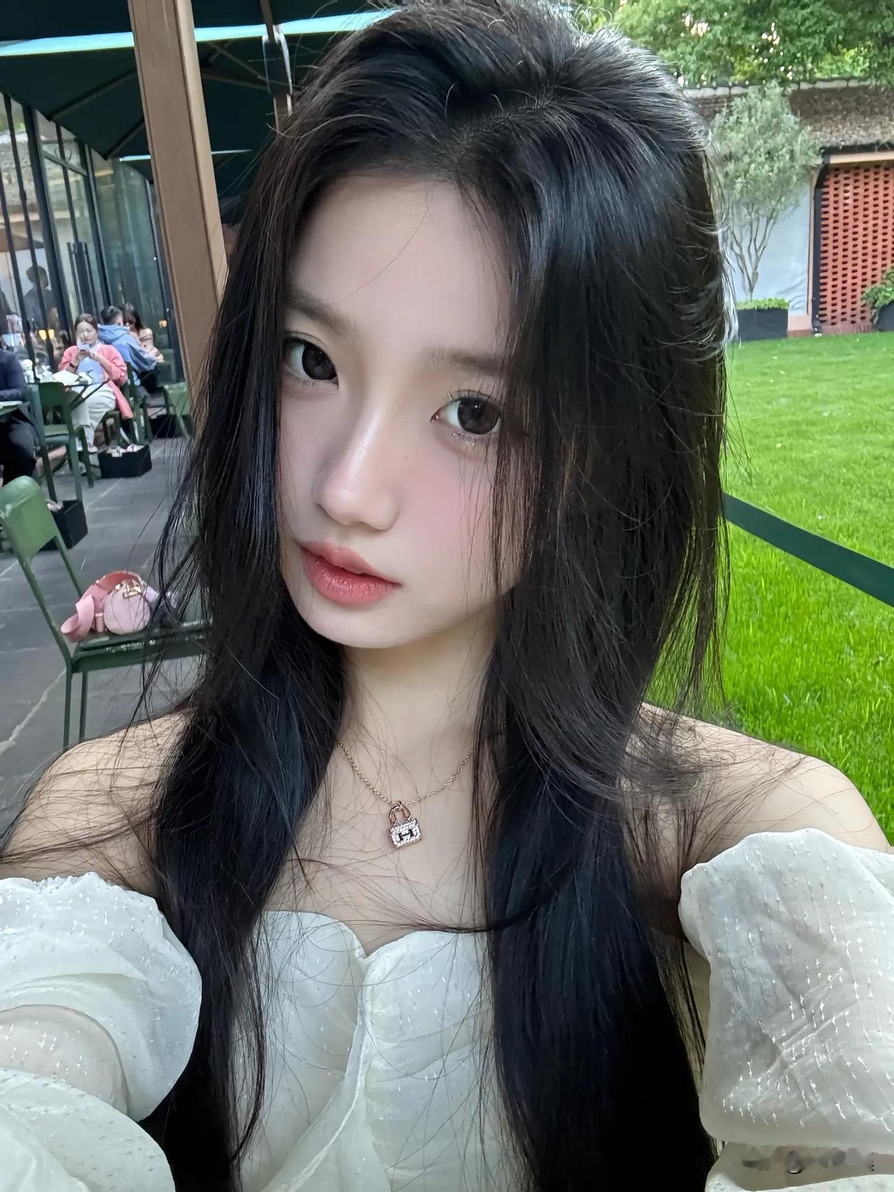 阳光下的少女，温柔如水，美得令人窒息。