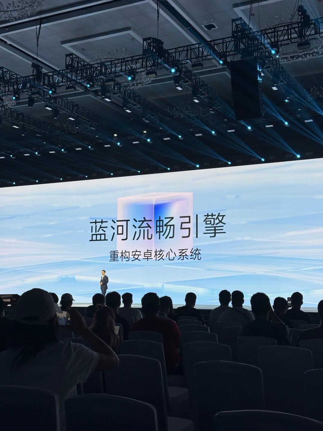 OriginOS 6更流畅、更自然、更真实引入了蓝厂自研的“蓝河流畅引擎”，从底