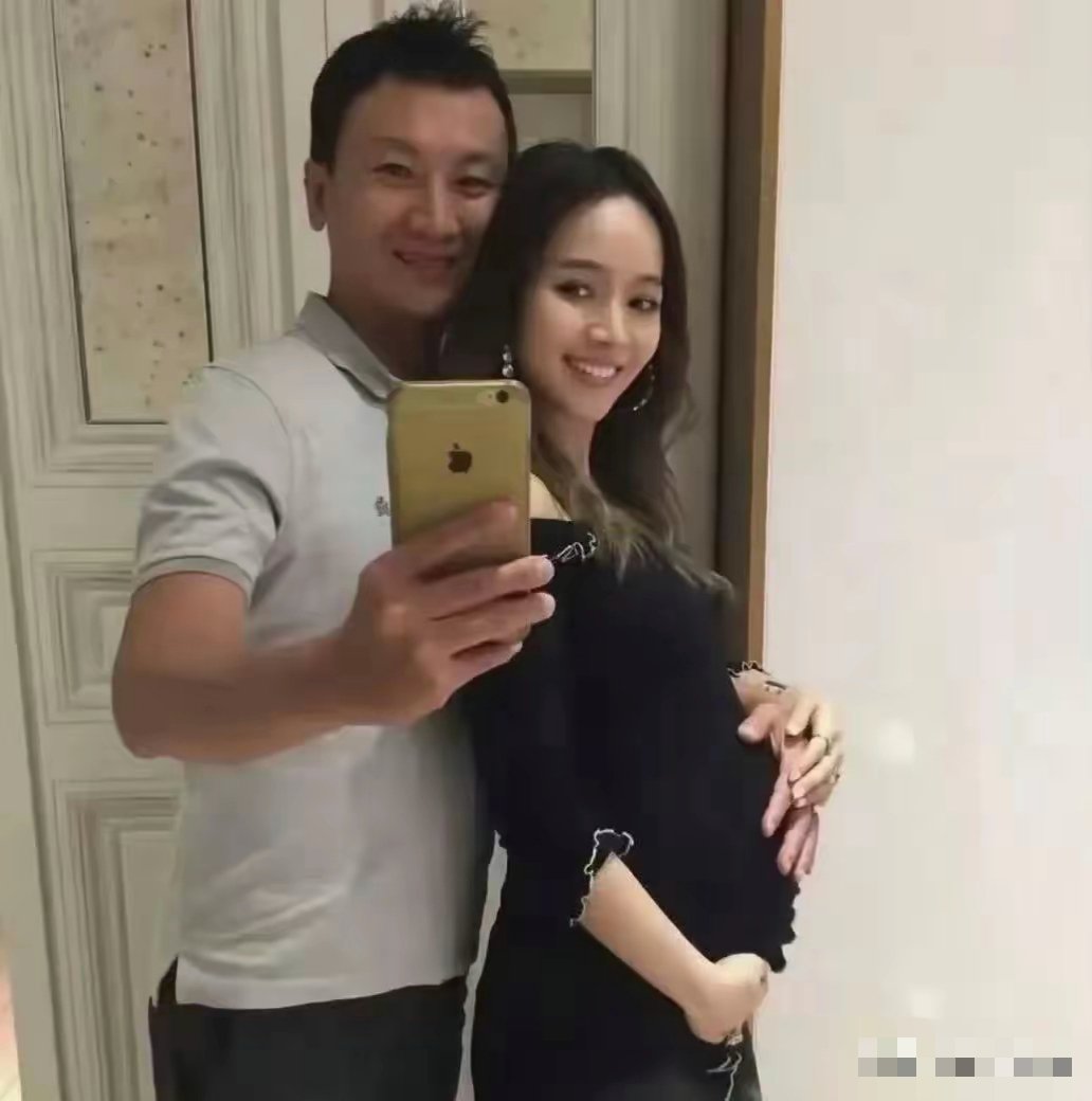 已有两个儿子的候佩岑这是为追生女儿，45岁高龄拼三胎吗？勇气可嘉 ​​​