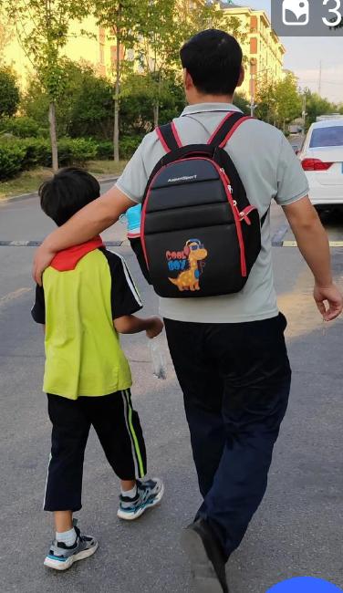 爷爷患阿尔茨海默症后，常坐在门口发呆。阿尔兹海默症 
 
那天我带儿子放学回家，
