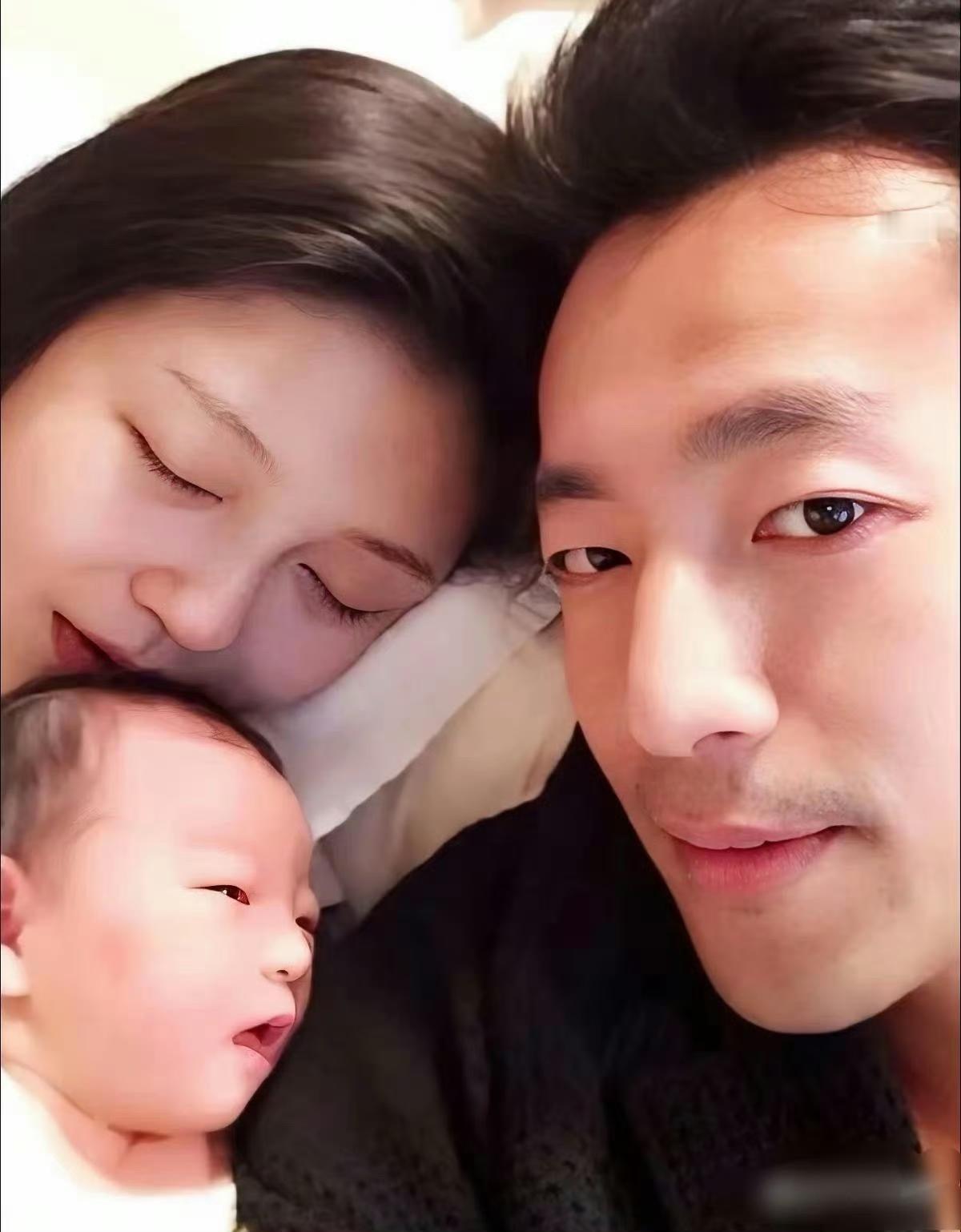 汪小菲的转变显而易见。
从前大S生子，他仅被动配合官宣；如今他主动分享喜悦，成为