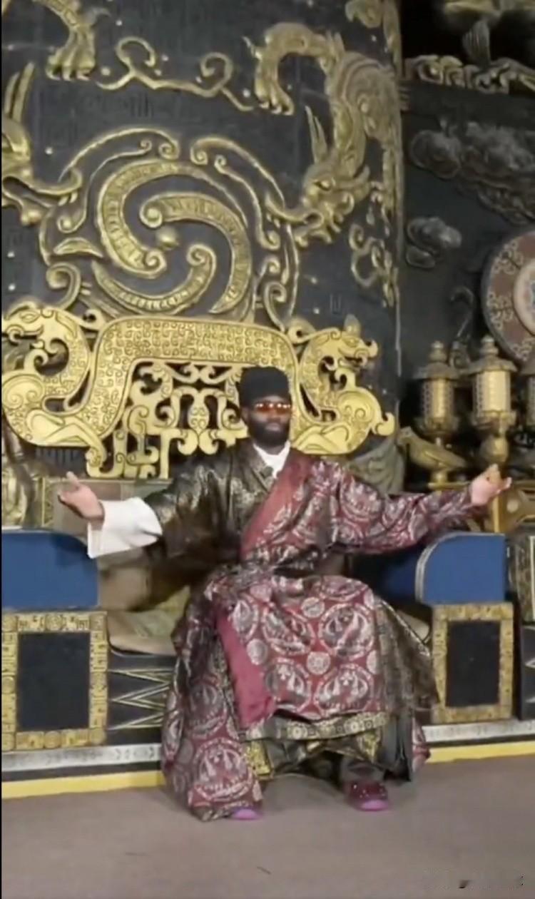 搞笑！“龙布朗”来了。凯尔特人球星杰伦-布朗近期正在中国行。中国行期间他穿着横店