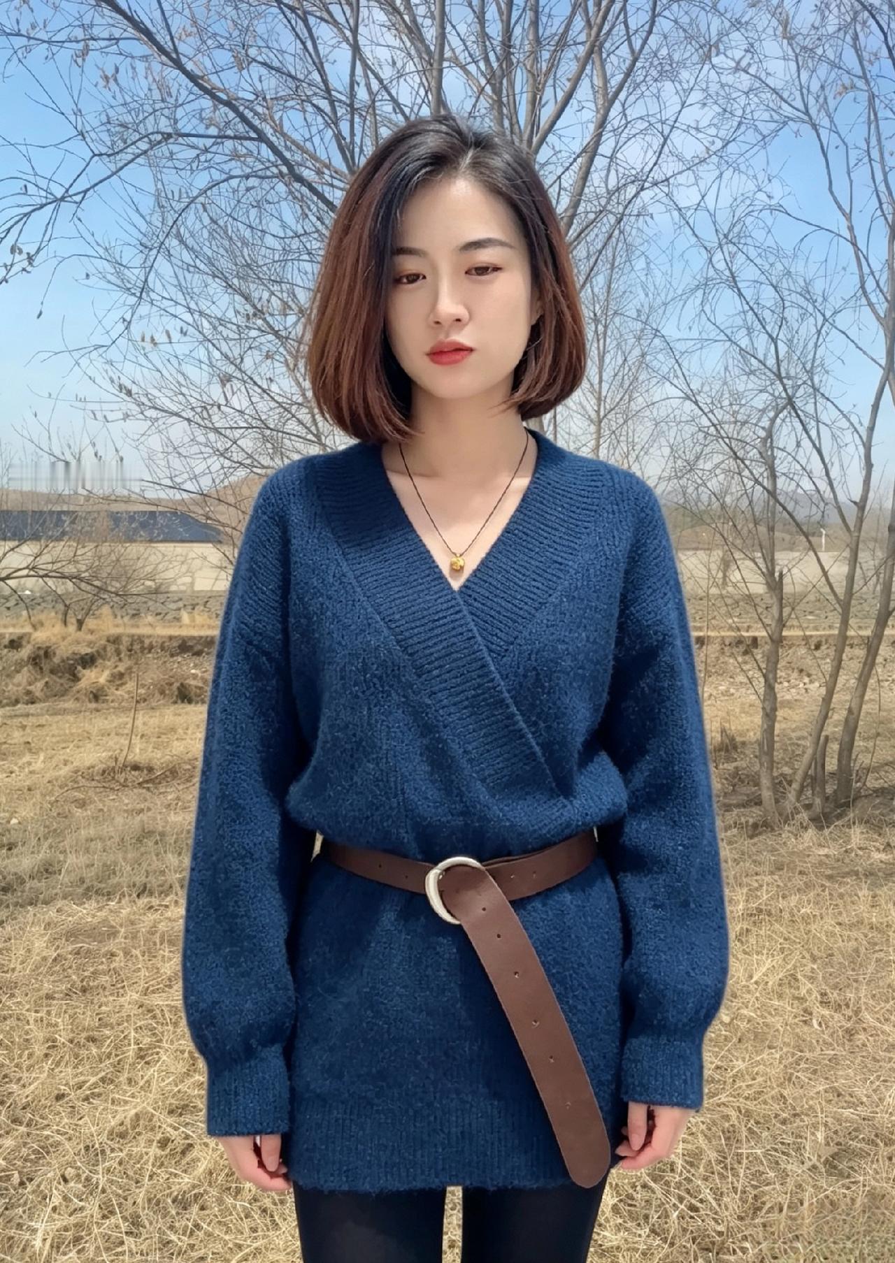 褪去浓艳与喧嚣
一身素雅
站在枯黄草地与疏林之下
眉眼淡然，神色安然
 ～
没有