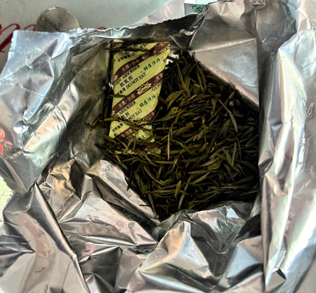 “真无良啊你！”
直播间买的300元一斤的茶叶，快喝完了发现底部有一包干燥剂，干