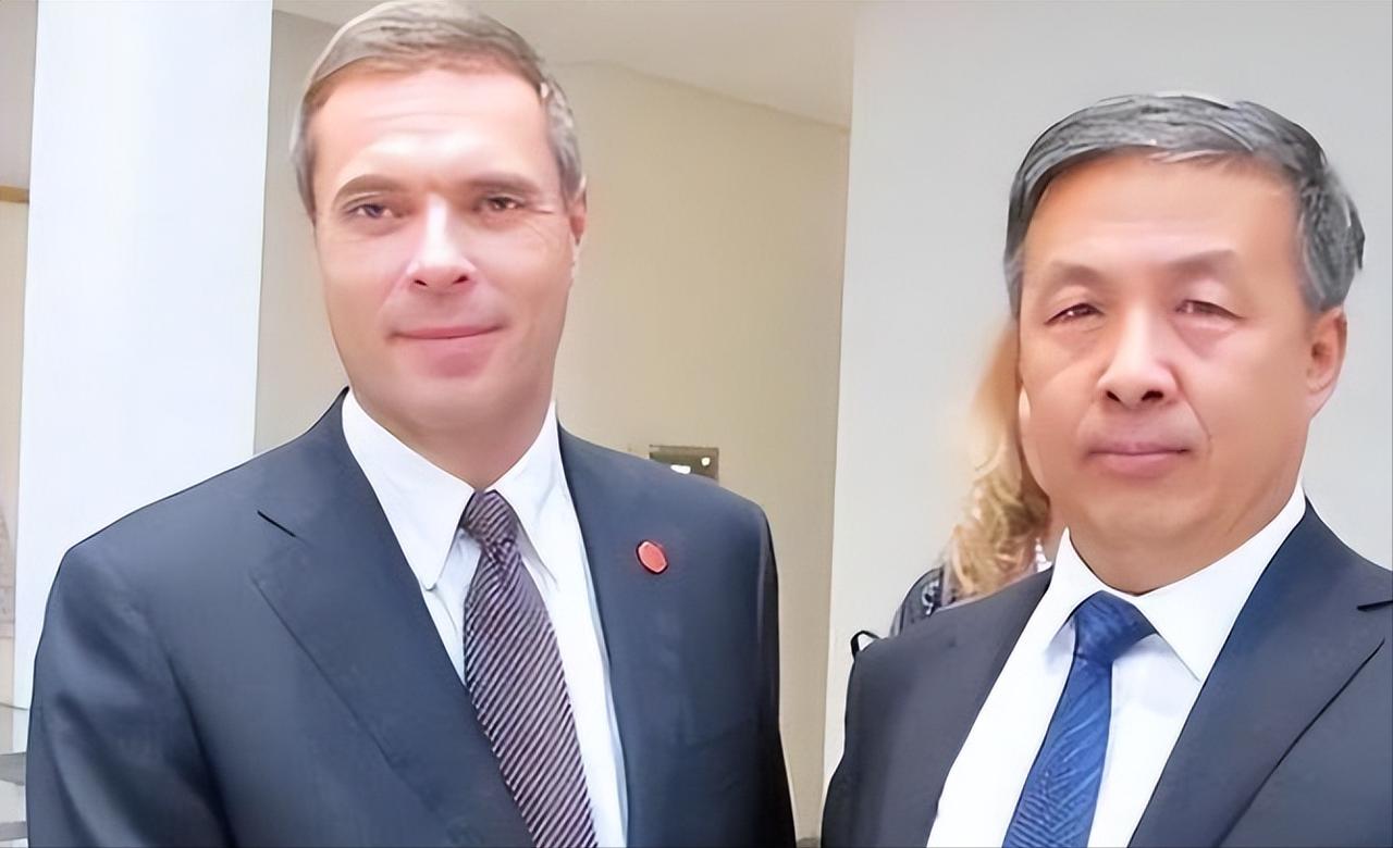 “中国要不要趁早向美国低头？不然以后就只能认栽了。”七年前，中美贸易战骤然升级，