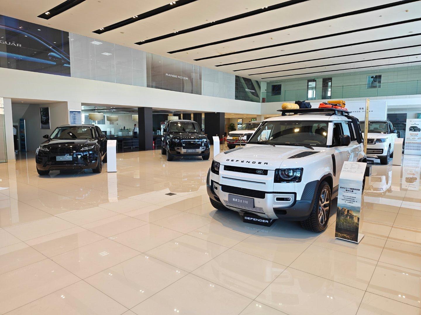 最近看到揽胜极光L价格贼香，20出头就能拿下，果断约了虎子，来路虎店里取个试驾车