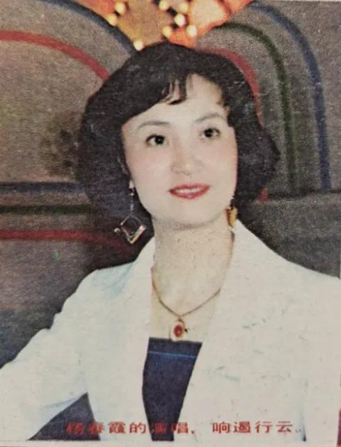 1983年杨春霞回上海演出，受到上海观众的热烈欢迎
杨春霞来上海演出排李炳淑前面