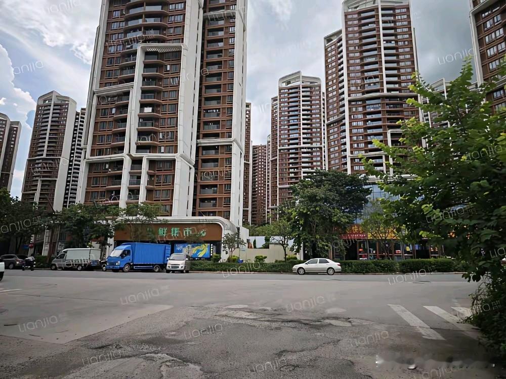 在增城跑过单的都知道，实地蔷薇国际那小区，园林修得跟日式庭院似的，假山流水样样精