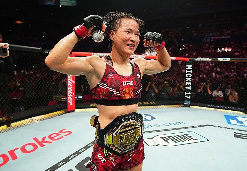 张伟丽战胜苏亚雷斯卫冕 UFC312联合主赛女子草量级冠军战，中国选手张伟丽五回