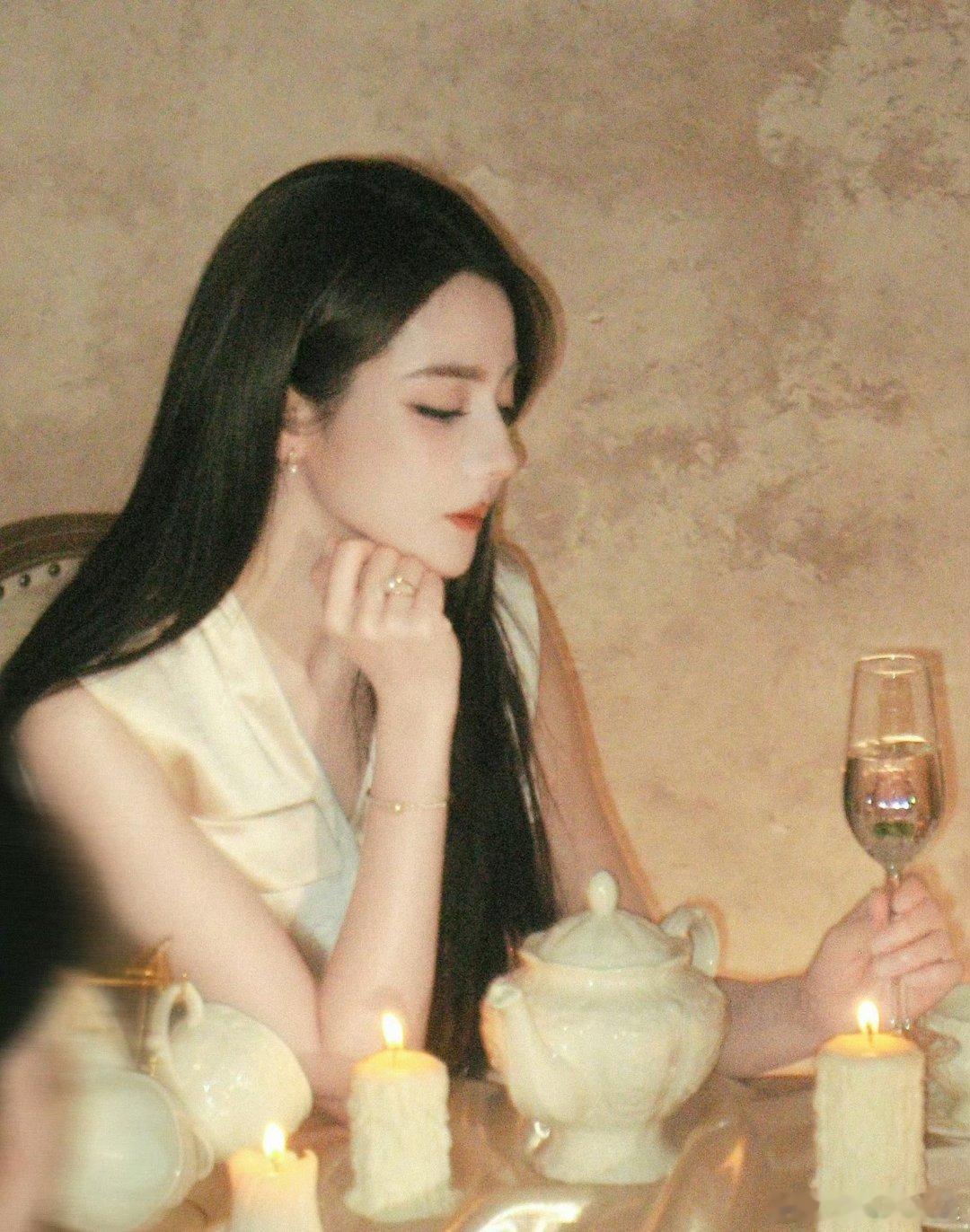 迪丽热巴无名指珍珠戒指迪丽热巴直播造型出圈，左手无名指佩戴御木本珍珠戒指引发热议