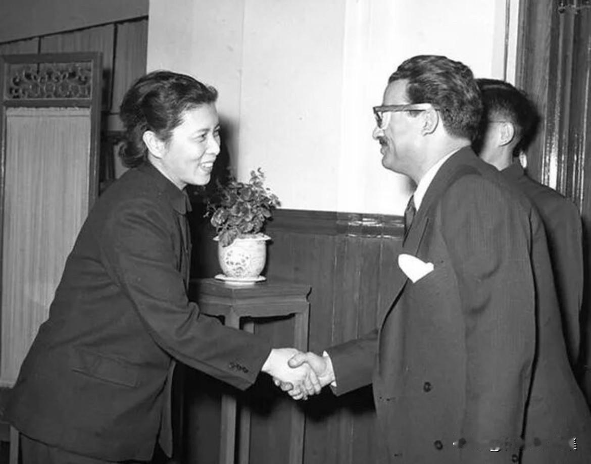 1956年1月11日，时任中华人民共和国外交部新闻司司长龚澎在北京举行宴会，招待