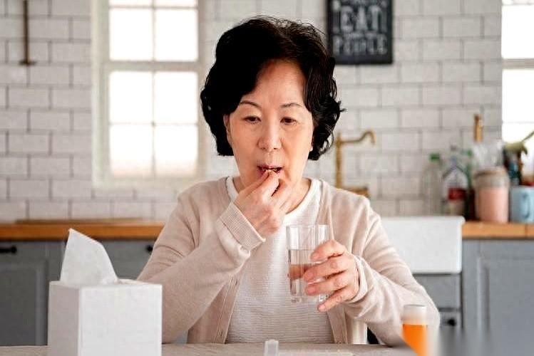 “护肝药”摆满抽屉？医生一句话戳破真相：别傻了！你肝脏真正怕的，根本不是没吃药，
