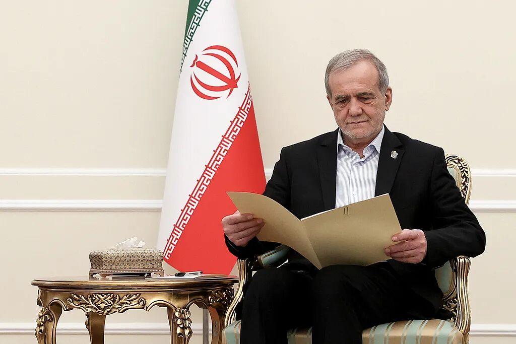 显然是又被“内鬼”出卖了！伊朗再次遭遇重大损失，革命卫队空军指挥官遇袭身亡。
根