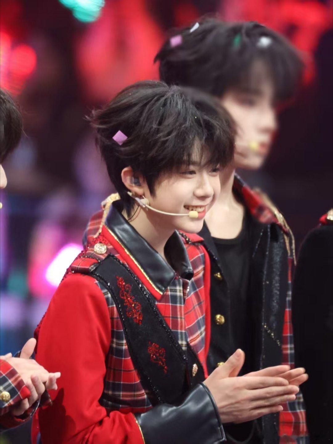 陈奕恒去年新音舞台饭拍，这组好萌啊～陈奕恒饭拍质量每次都好高，狠狠戳中了和陈奕恒