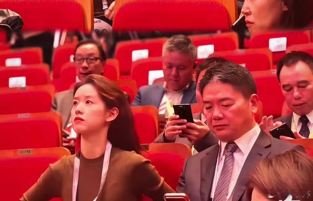 网友接力喊话刘强东希望帮他拍照多位网友自荐当刘强东摄影师刘强东三亚品酒会邀请函引