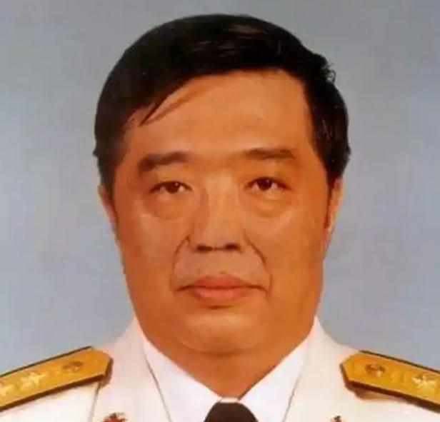 1998年，香港，贺龙之子贺鹏飞，看四下没人，闪身冲进一间商人办公室 ，凑到那人
