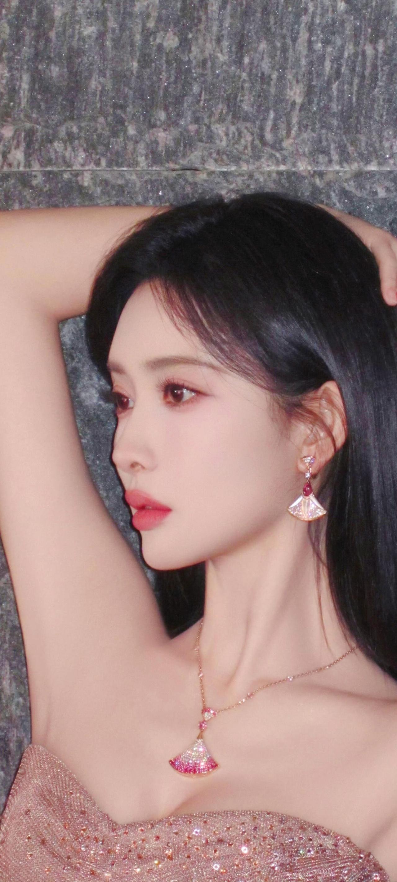 金缕流光裹素腰，瑶珰轻坠衬娇娆。
凝眸不语春风里，一缕清愁胜画描。
原创诗词 诗