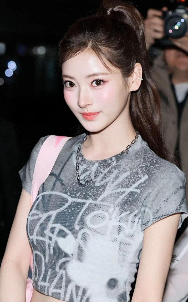 高马尾 + 辣妹短 T，这张脸的精致度是真实存在的吗？

谁懂啊！刷到这组高马尾