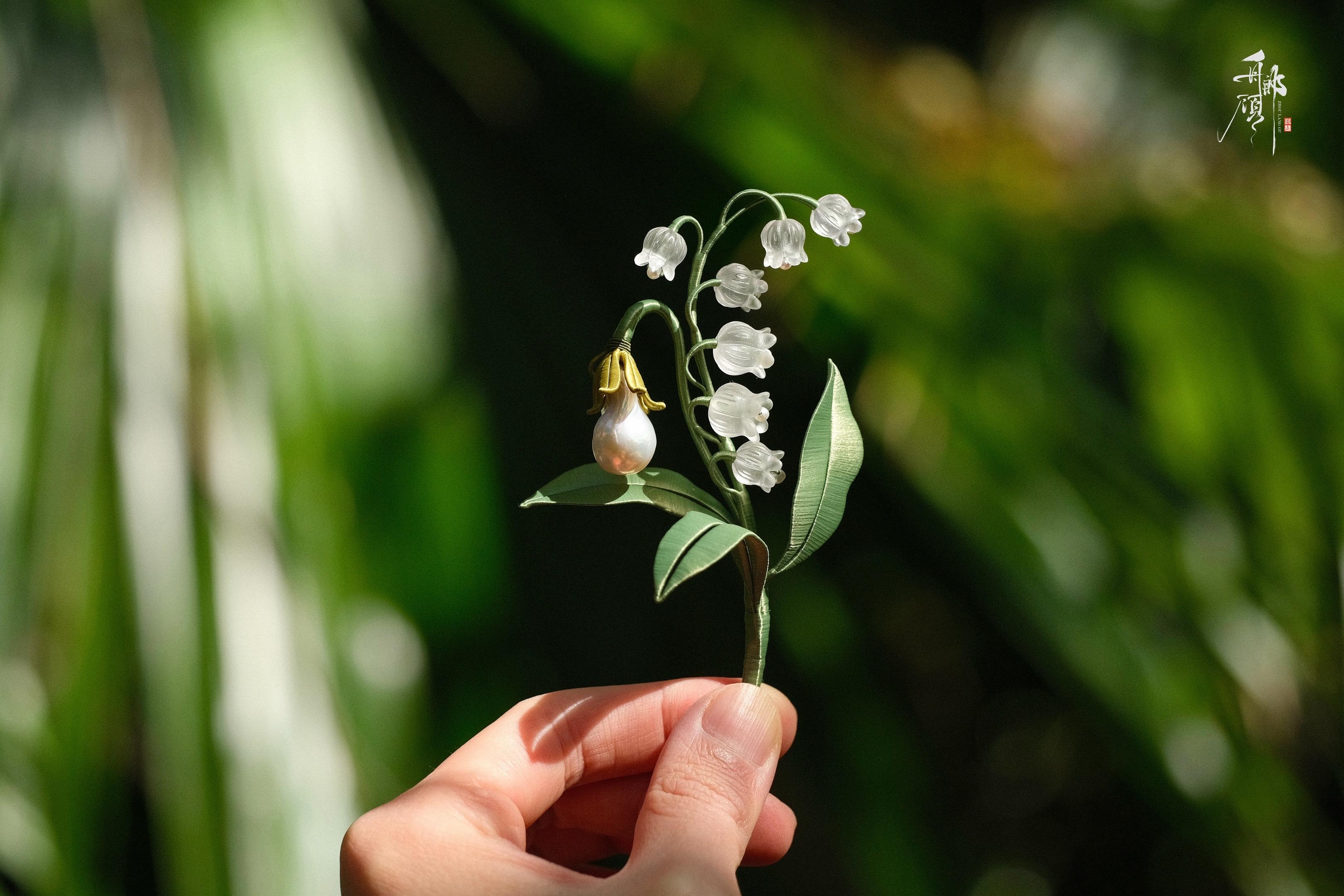 摘一束白水晶铃兰。