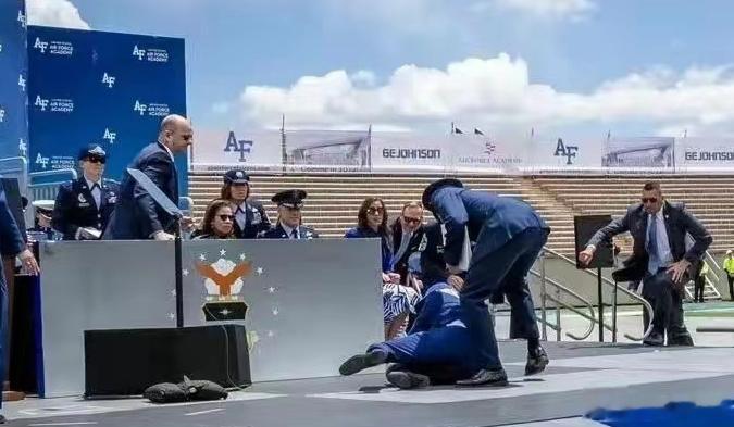 拜登又在公众面前摔倒了在参加科罗拉多州美国空军学院的毕业典礼时，拜登好不容易撑到