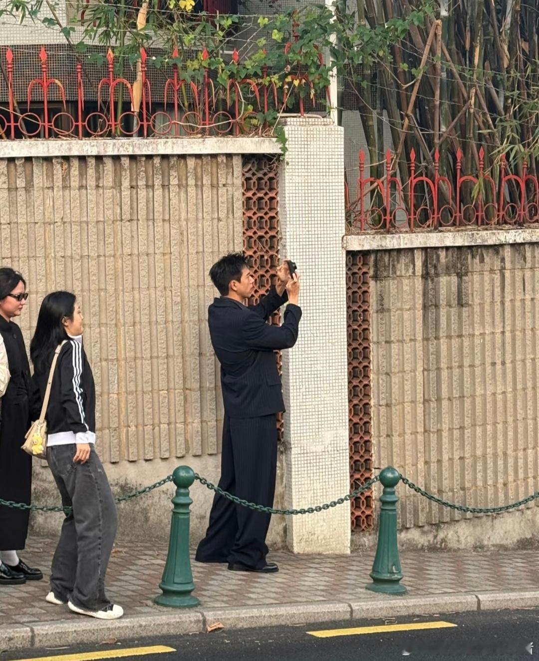 澳门街头偶遇李现，刚落地就开始拍拍拍的摄影师