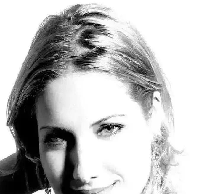 当年偷看时心跳漏拍，现在审视时心如止水。
你发现没，从前被窝里那团晃动的马赛克，