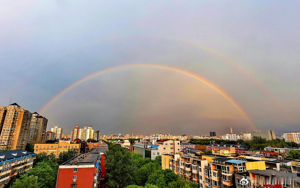 北京彩虹北京今天的彩虹也太美了吧！暴雨过后，天空突然放晴，一道巨大的彩虹横跨天际