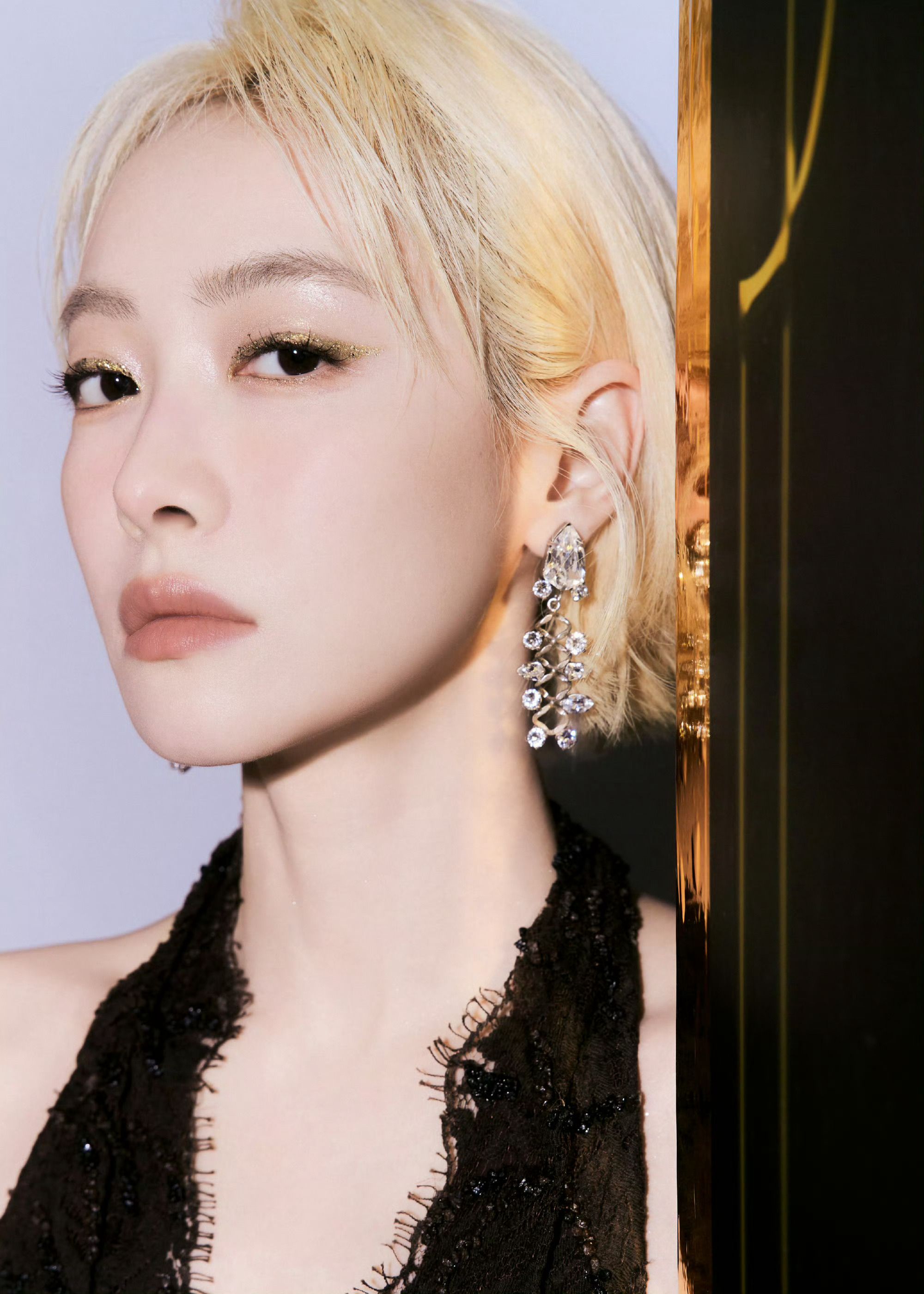 宋茜金发大露背造型大片 