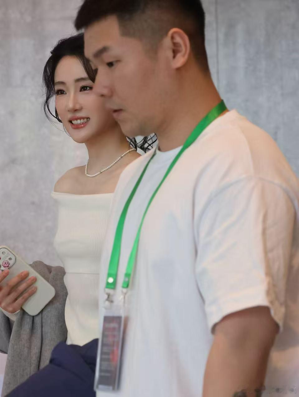 张可盈无限超越班第二期录制现场直击，张可盈白衣飘飘仙气十足，走路仪态太加分了，颜