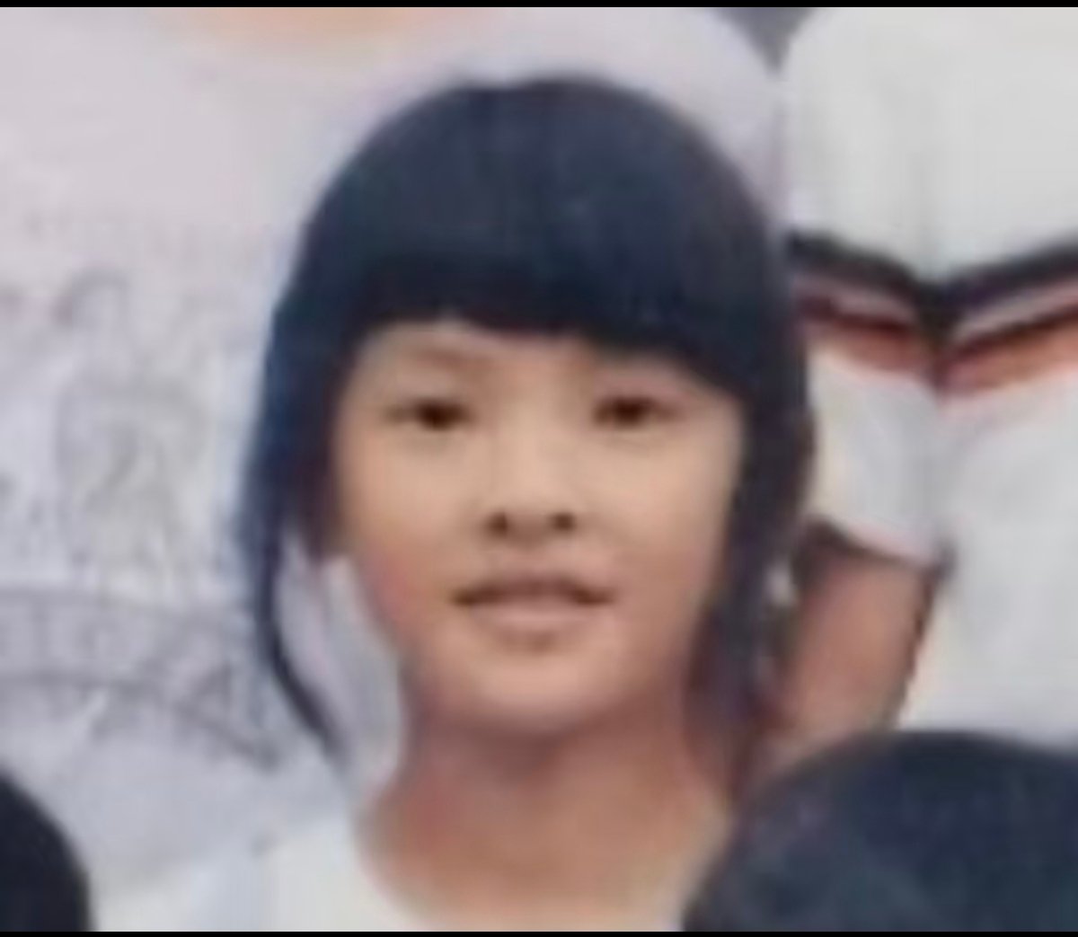 章若楠小学黑照章若楠小学时也是非主流 ​一看眼睛就是比较古灵精怪的 ​​​