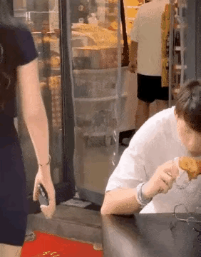 高度近视的烦恼，摘了眼镜鸡腿都吃不到嘴里去。