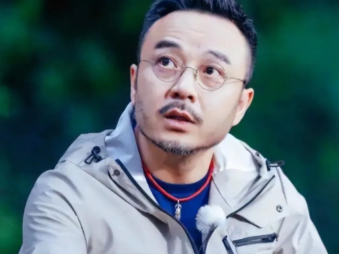 我觉得汪涵真的可以退出跨年晚会的主持了。你看他这个状态，明显就是熬出来的黑眼圈啊