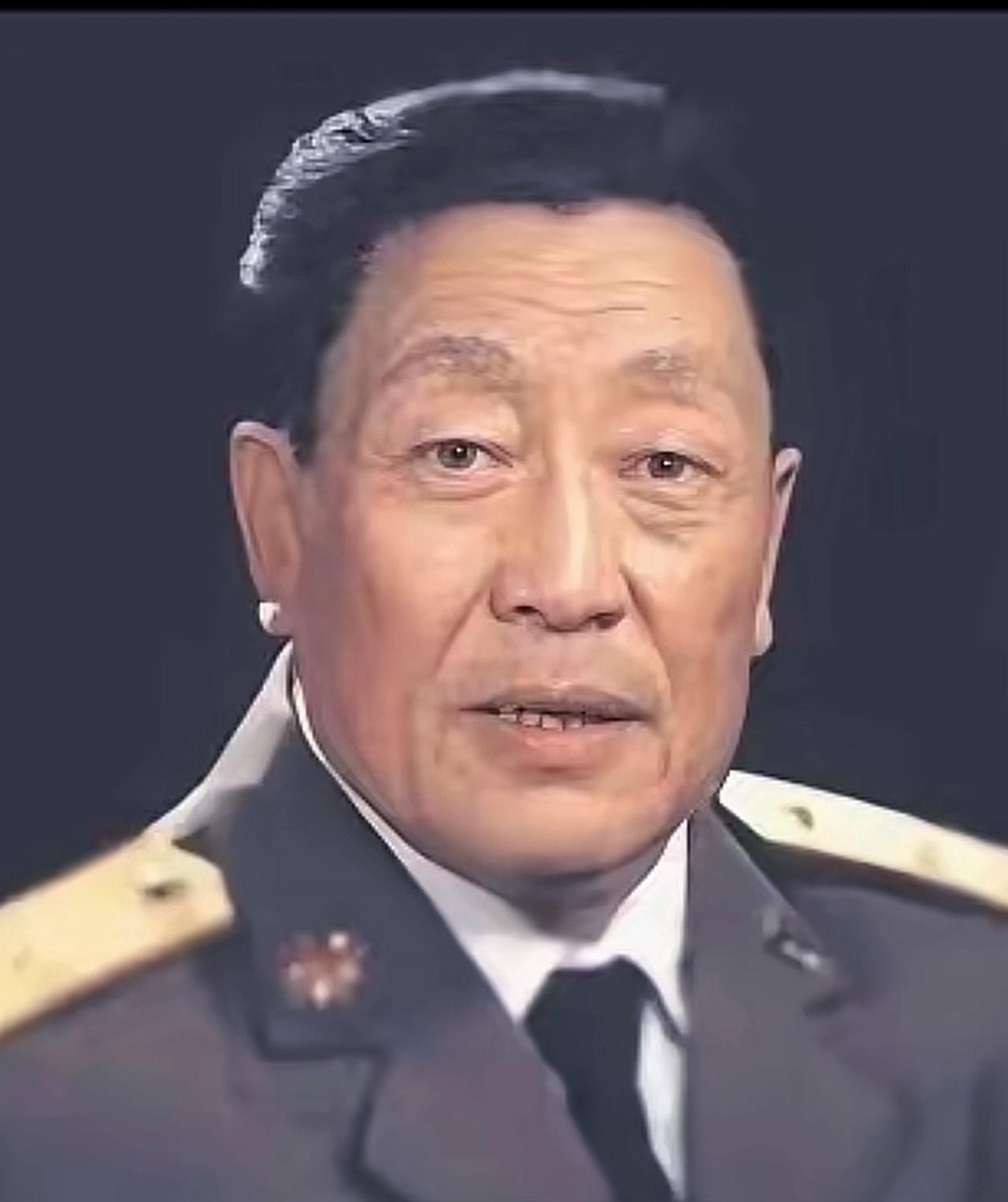 曾经多次跳级，1983年定正军级之后，停止不动，却在1988年以正军职授中将。这
