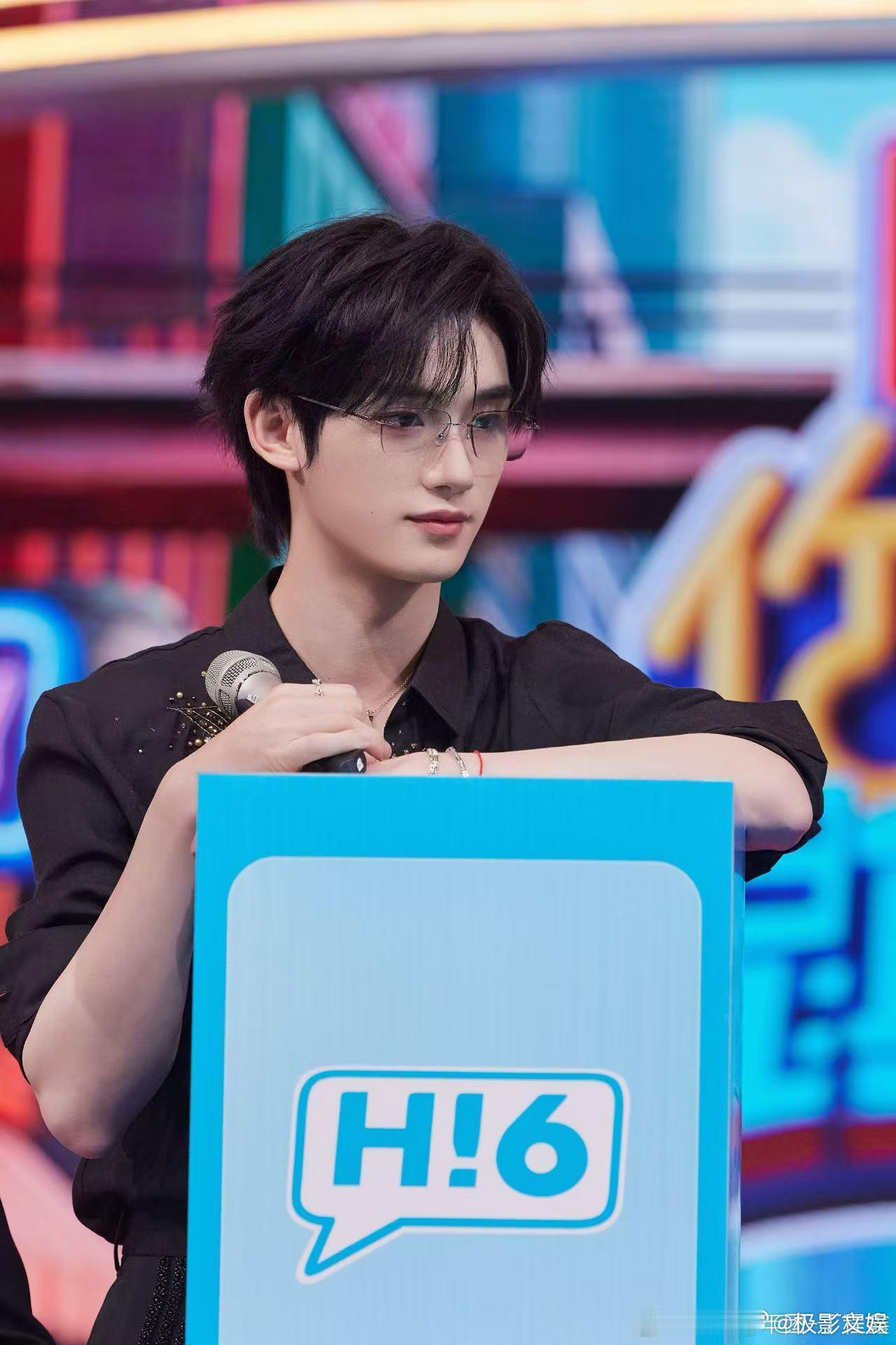 丁程鑫穗克斯先生丁程鑫无框眼镜丁程鑫穗克斯先生，这个荣誉，我志在必得！牛 