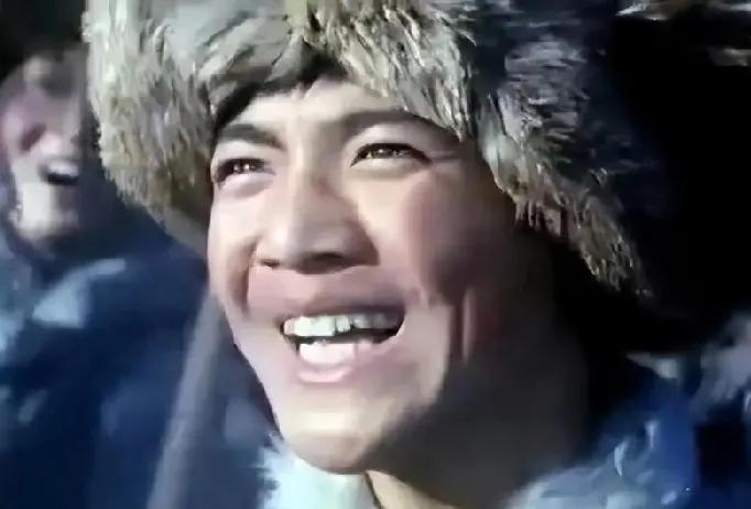 能看出他是哪位老戏骨吗？青春阳光的笑脸，清澈无比，16岁时，在电影《傲蕾一兰》中
