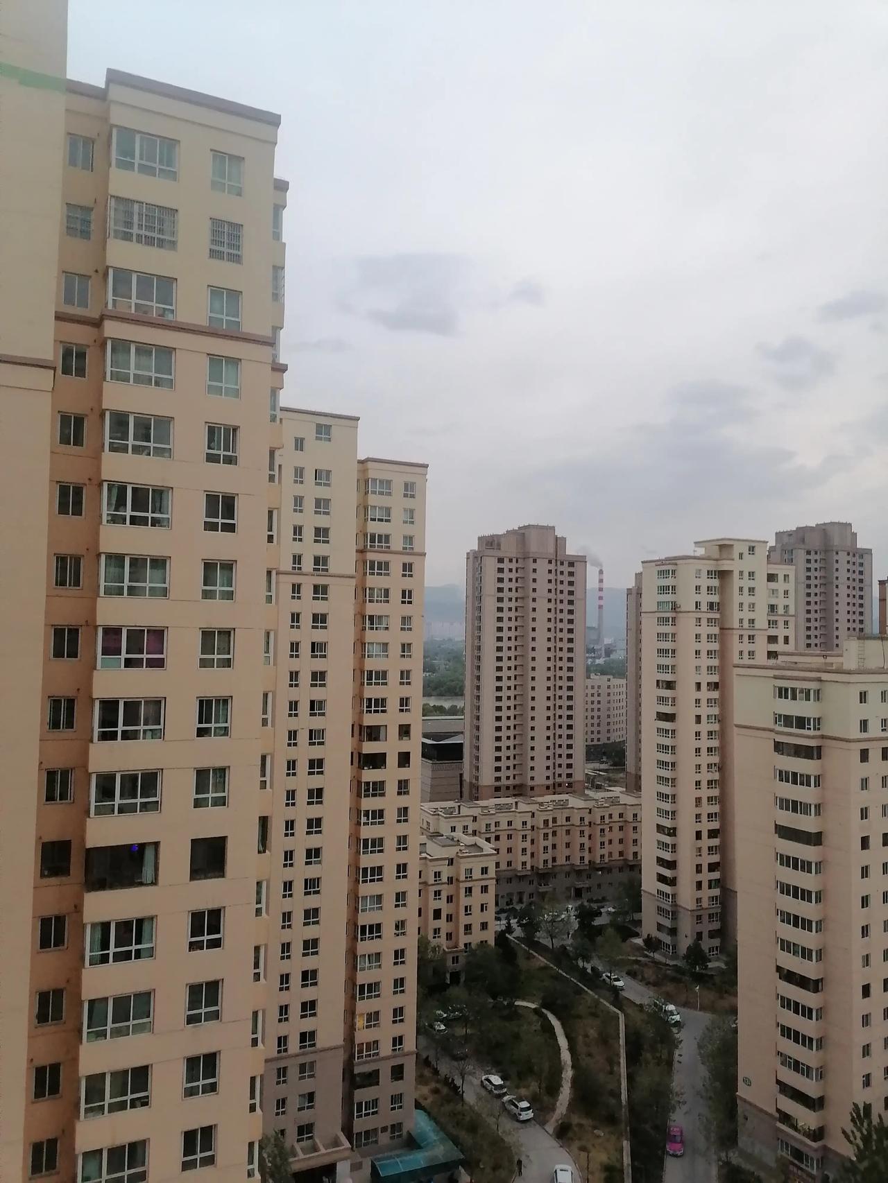一七令·春雨
文11珂芃·原创
雨
暮春，迟雨
风清清，云淡淡
黄河远处，凤凰山