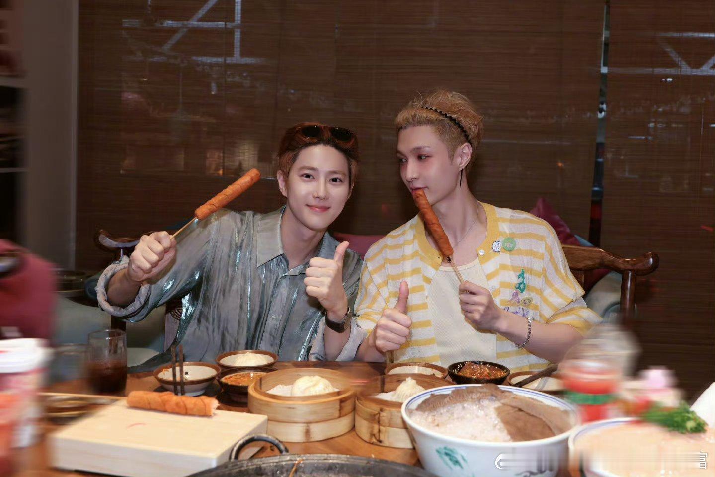 艺兴:有朋自远方来 不亦乐乎 ​​​我们小队终于见到了他的张lay哥[捂嘴哭][