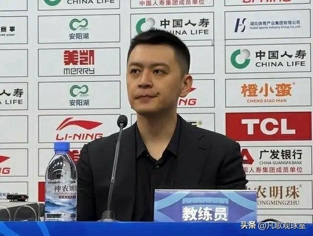 辽篮不敌广州龙狮，赛后主教练杨鸣把输球的原因指向球员，认为球队经过阵容的大变化后