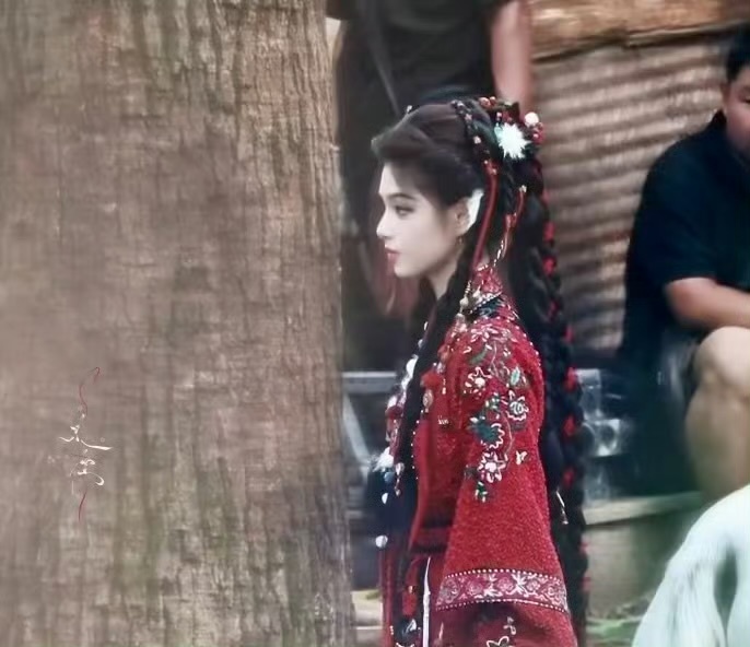 郭敬明把艾米婴儿肥减没了瘦了好多啊，没有以前的脸颊肉了骨相感更强了点，但还是很萌