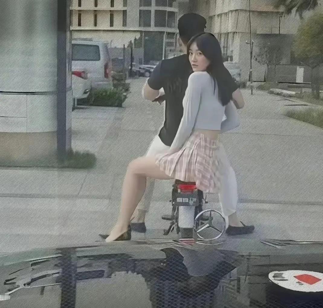 怎么感觉开奔驰的输给了骑电瓶车的呢？