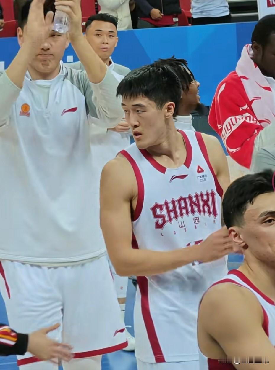 爽歪歪！韩霈瑜两记扣篮扣爽了！
问球迷一个问题:昨天晚上山西汾酒男篮客场击败南京