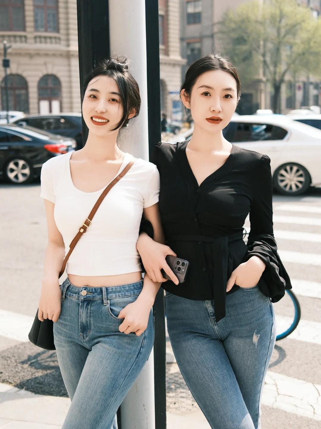 #夏日生活打卡季#👭夏日简约风，闺蜜穿搭新灵感！👖
黑白T恤遇上修身牛仔裤，