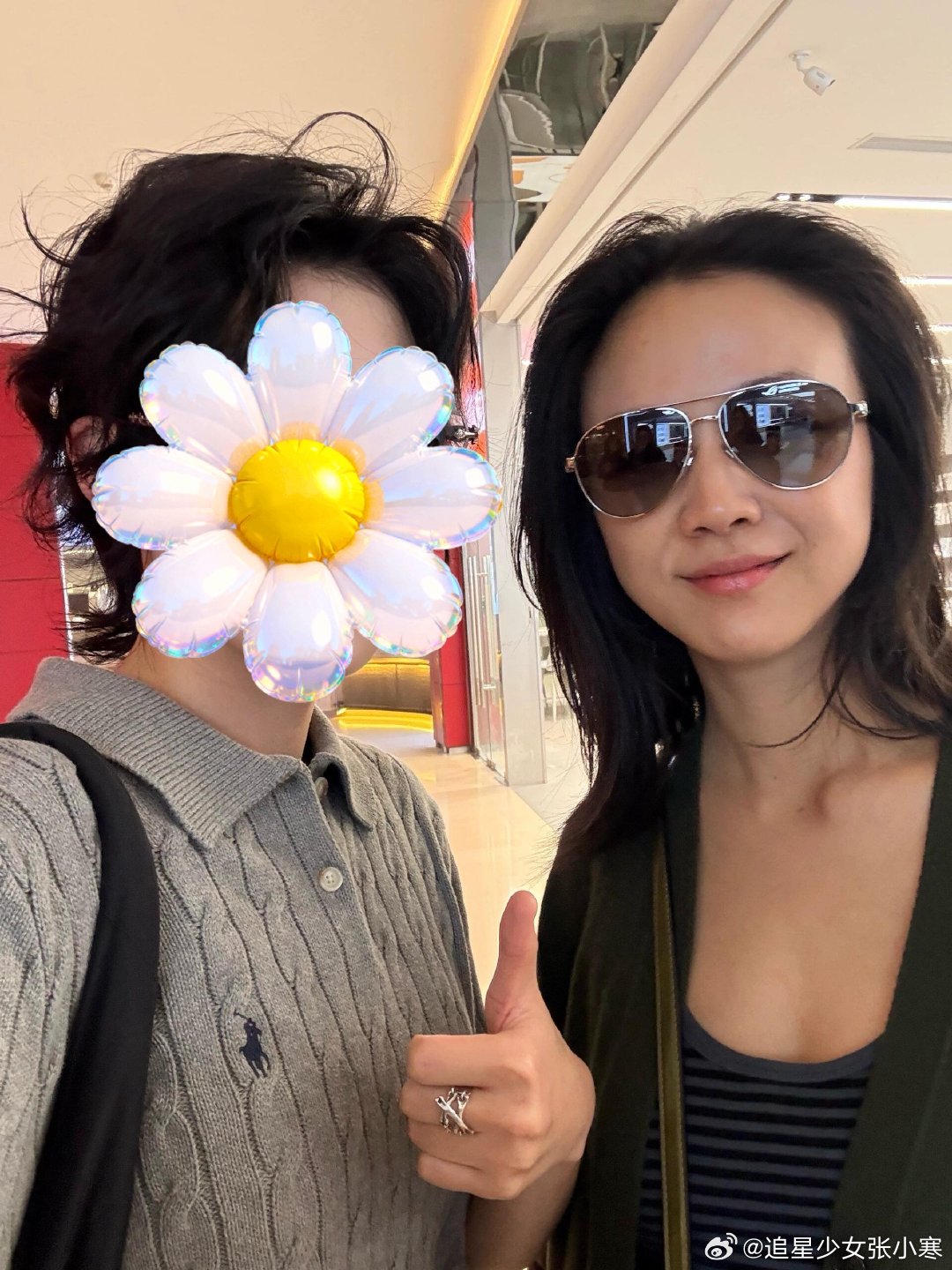 三里屯偶遇汤唯和老公逛街汤唯与老公三里屯逛街三里屯偶遇汤唯和老公逛街，被认出后爽