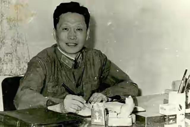 1949年2月20日凌晨，国民党空军少尉杨宝庆趁人不注意，悄悄登上一架停在西安机