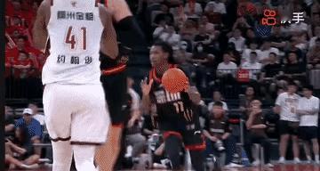 贺希宁超神了，不愧是新晋MVP！
全场砍下32分3板5助，三分球8中4，目前是季