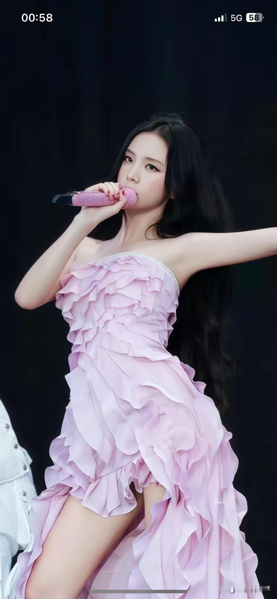 Jisoo真的妥妥脸在江山在！
这次Met Gala一袭Dior高定粉裙，配上C