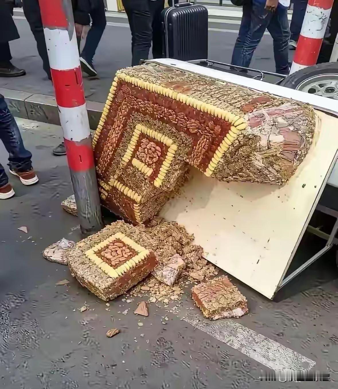 谁能想到，

一个简单的倒车失误，竟可能让车主付出高额赔偿！

一名男子倒车时，