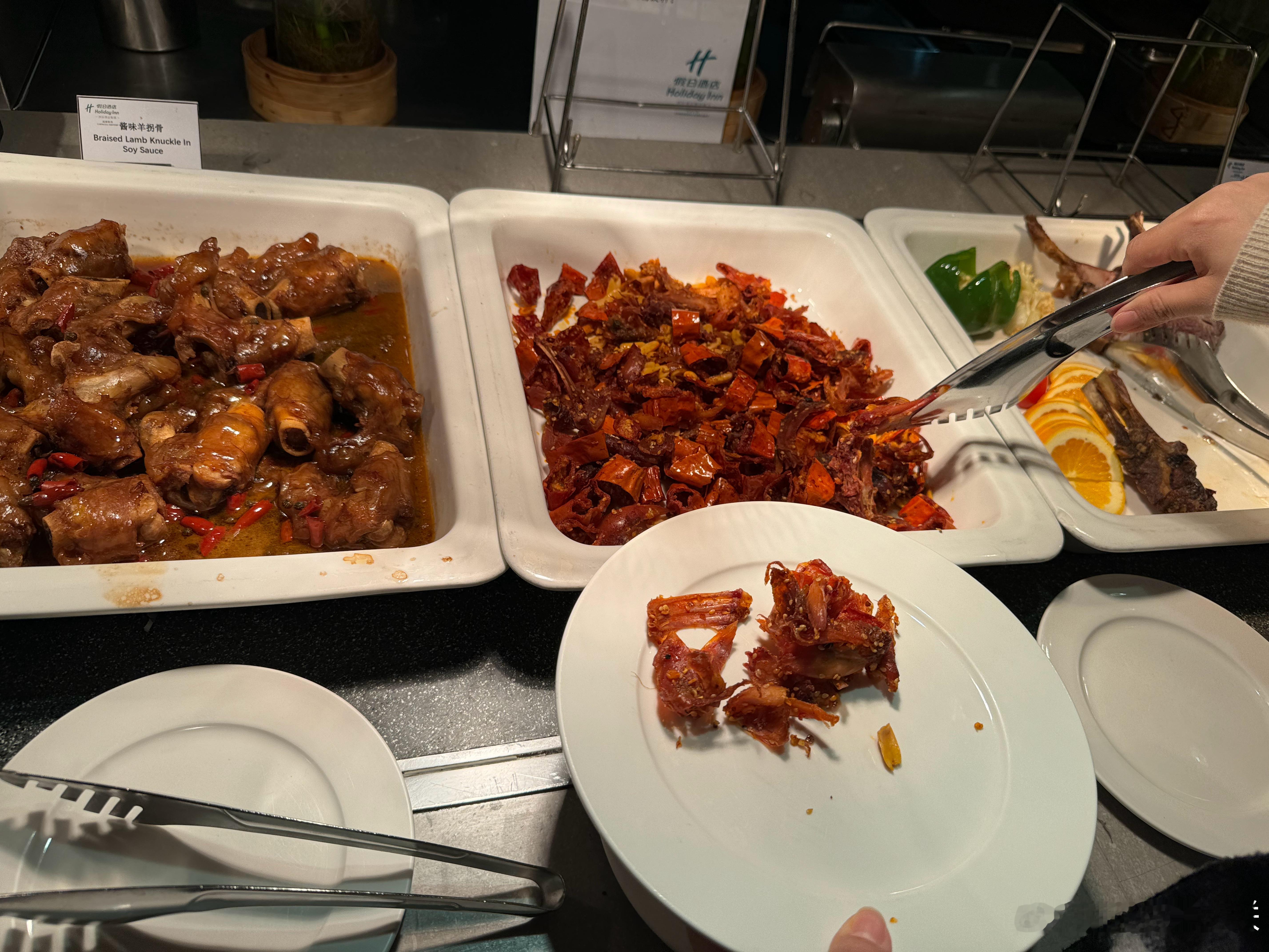 吃饭，旁边的女同志对着她正在吃蛋糕的女儿说，今天回去做卷子，做卷子。 