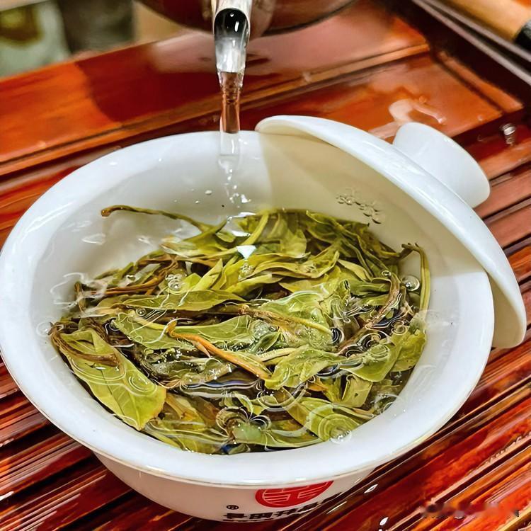 《淬茶魂·散曲体》
【正宫·端正好】炭炉红，沸水狂，新芽颤，浪头扬。世人唯爱色鲜