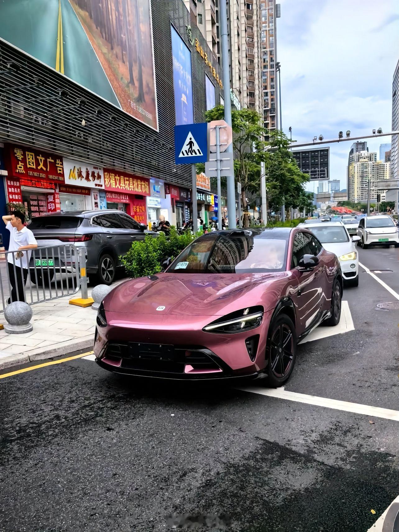 小米YU7 丹霞紫配色，实车效果远比官方的宣传图好看，小米是真的做到了每个颜色都